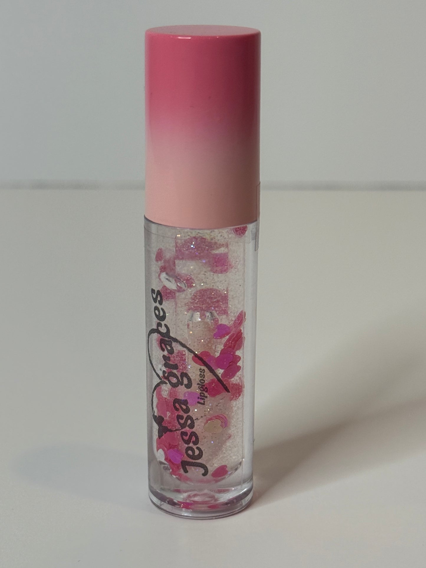 Lipgloss in Spotlight with heart charms